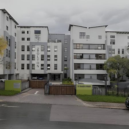 Lovely Rosebank 1-Bedroom Condo With Pool & Cinema Γιοχάνεσμπουργκ Εξωτερικό φωτογραφία