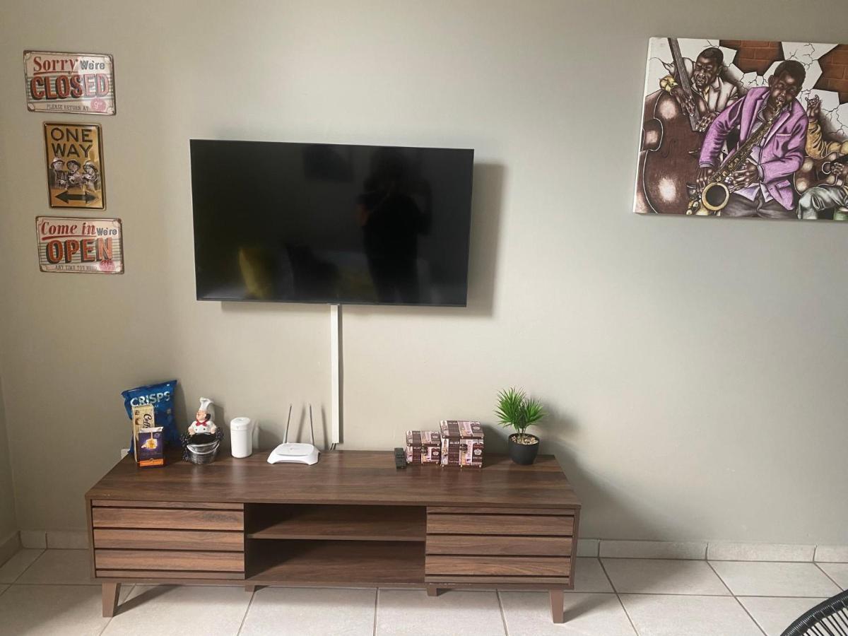 Lovely Rosebank 1-Bedroom Condo With Pool & Cinema Γιοχάνεσμπουργκ Εξωτερικό φωτογραφία