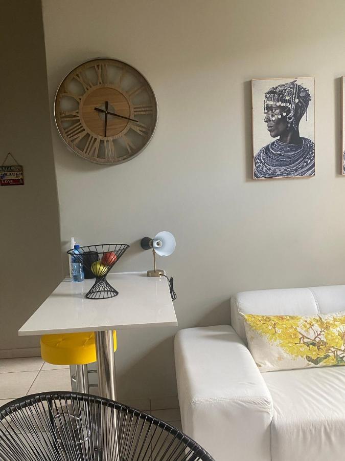 Lovely Rosebank 1-Bedroom Condo With Pool & Cinema Γιοχάνεσμπουργκ Εξωτερικό φωτογραφία
