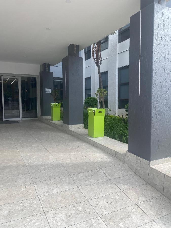 Lovely Rosebank 1-Bedroom Condo With Pool & Cinema Γιοχάνεσμπουργκ Εξωτερικό φωτογραφία