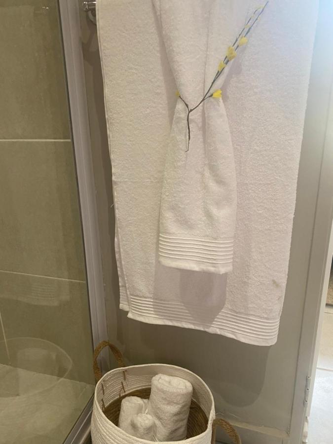 Lovely Rosebank 1-Bedroom Condo With Pool & Cinema Γιοχάνεσμπουργκ Εξωτερικό φωτογραφία