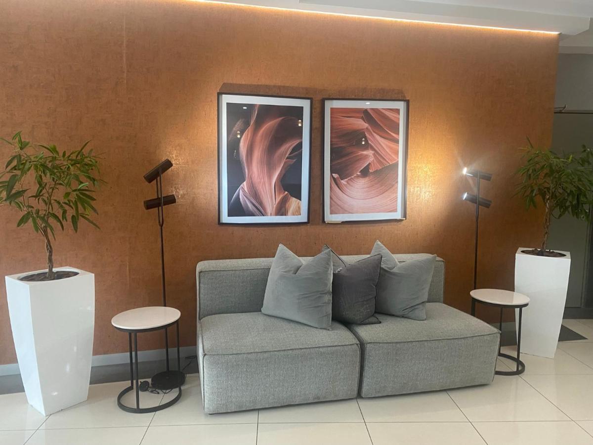 Lovely Rosebank 1-Bedroom Condo With Pool & Cinema Γιοχάνεσμπουργκ Εξωτερικό φωτογραφία