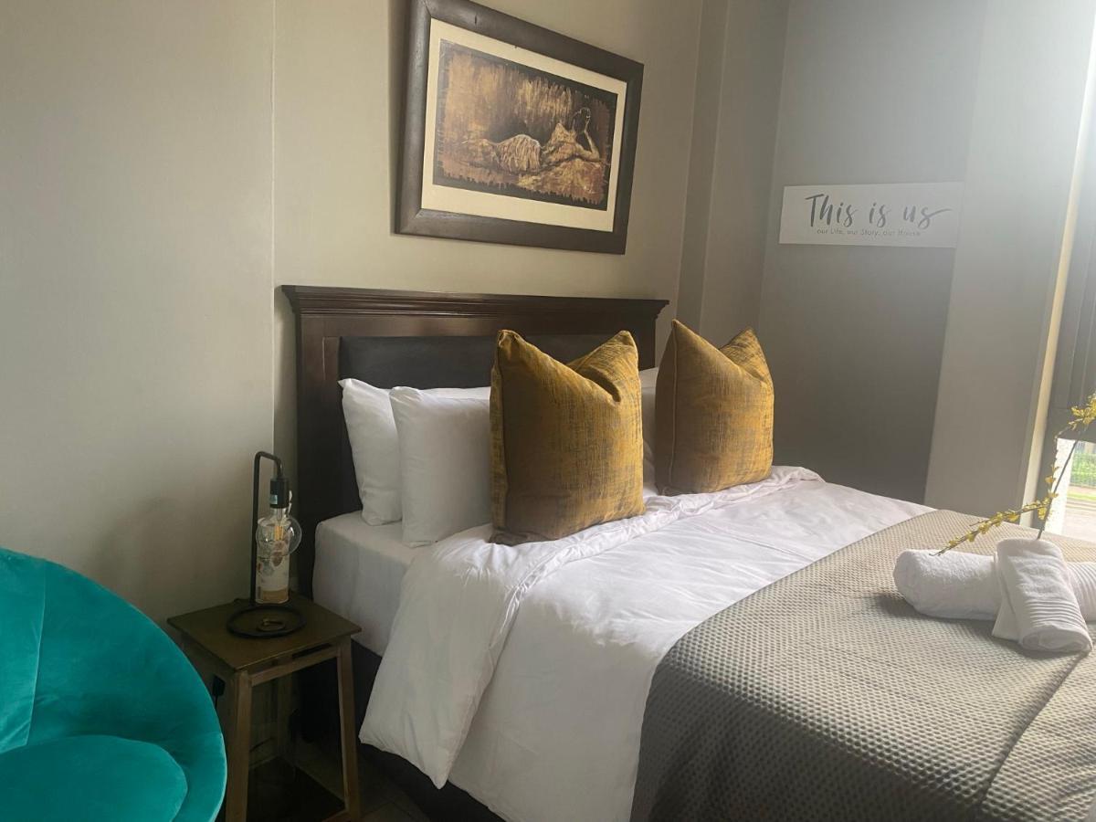 Lovely Rosebank 1-Bedroom Condo With Pool & Cinema Γιοχάνεσμπουργκ Εξωτερικό φωτογραφία